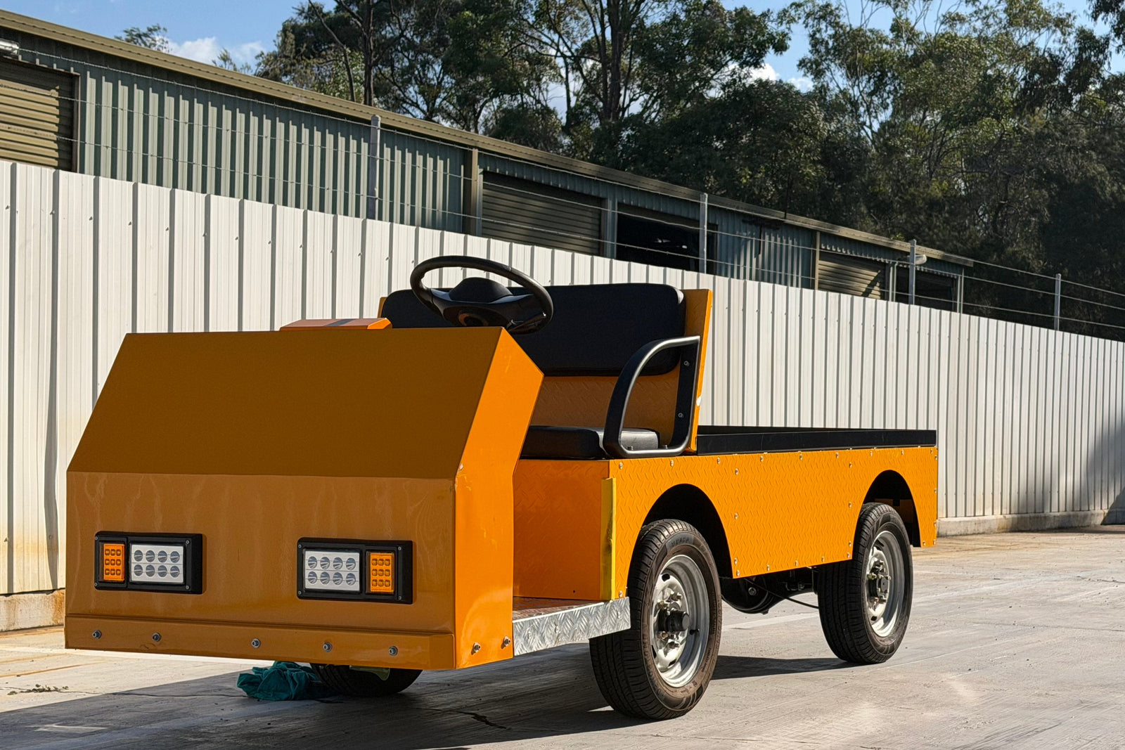Heavy-duty electric industrial flatbed vehicle