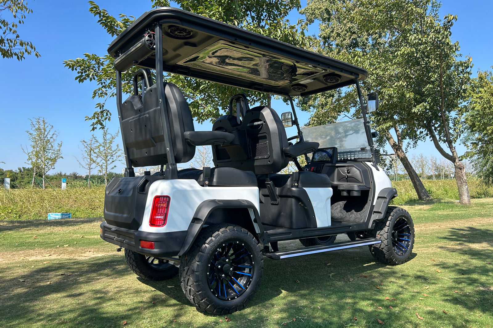 JSH0703 four-seat forward-facing buggy in side view