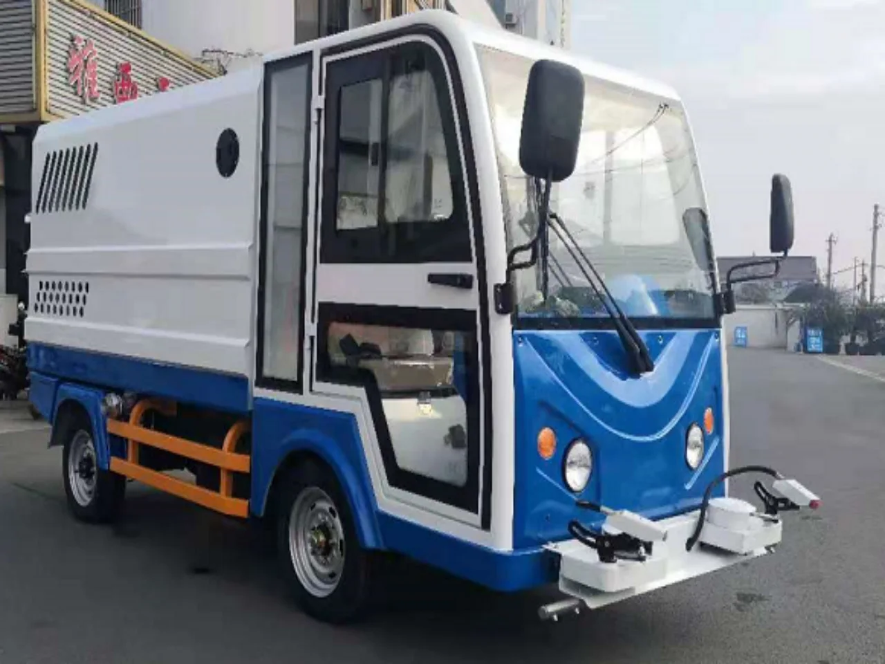 JSH high-pressure cleaning vehicle front three-quarter outdoor view