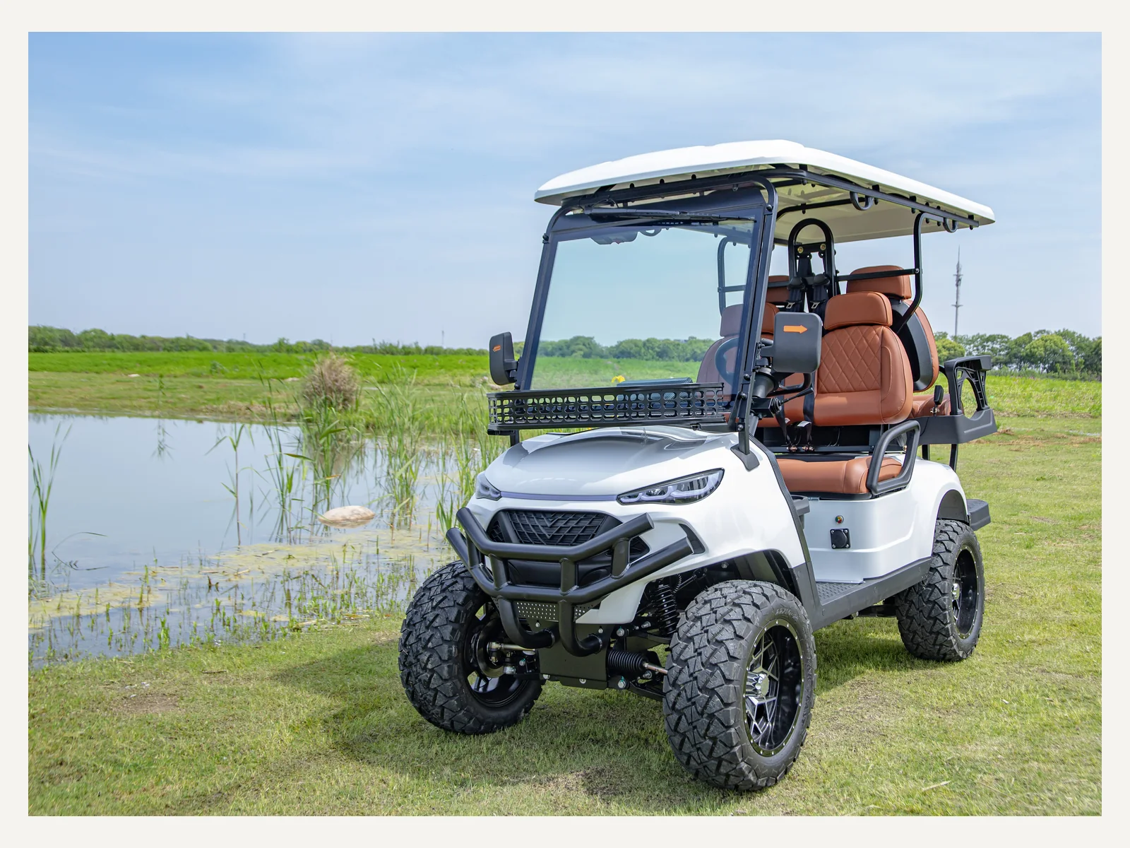 JSH0602 2+2 hunting buggy white front three-quarter view